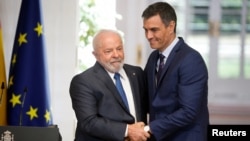 ARCHIVO - El presidente del Gobierno español, Pedro Sánchez, y el presidente de Brasil, Luiz Inácio Lula da Silva, se saludan mientras asisten a una conferencia de prensa conjunta en el Palacio de Moncloa en Madrid, España, el 26 de abril de 2023. REUTERS/Juan Medina