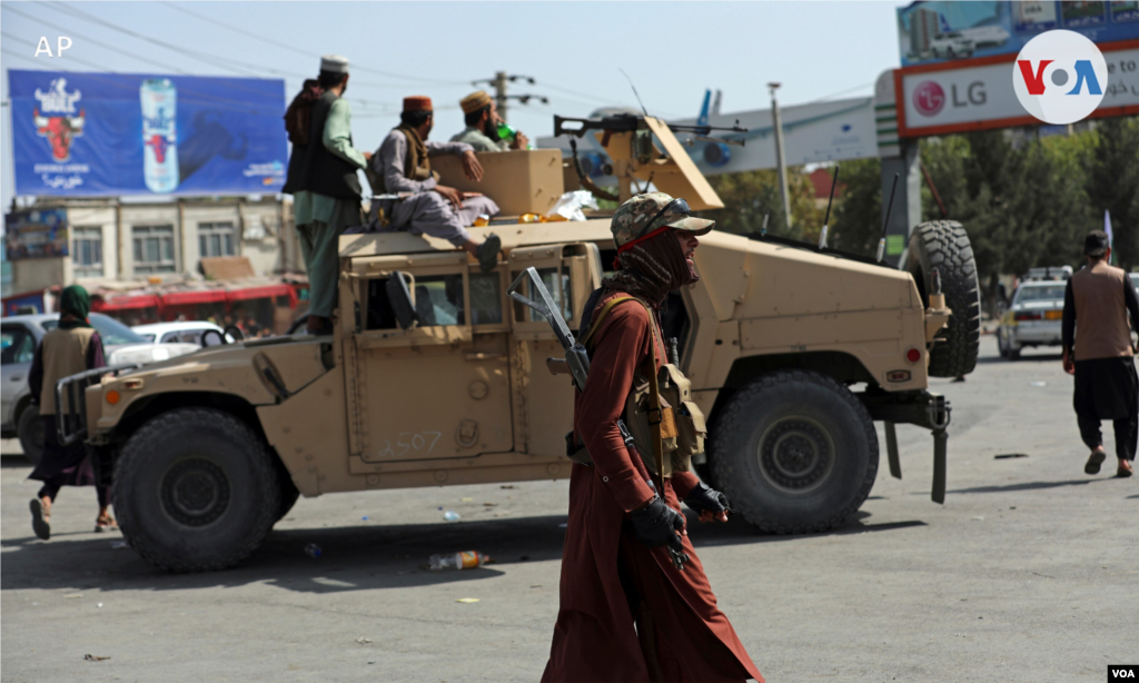 Combatientes talibanes montan guardia frente al aeropuerto internacional Hamid Karzai, en Kabul, Afganist&#225;n. [16 de agosto de 2021]. 