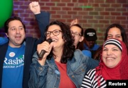 La candidata demócrata al Congreso de EE.UU. Rashida Tlaib celebra junto a su madre tras ser elegida el martes, 6 de noviembre de 2018, en Detroit, Michigan.