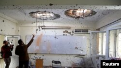 Periodistas afganos filman los estragos causados por un ataque de insurgentes en la Universidad de Kabul el 3 de noviembre de 2020 que dejó 22 muertos.