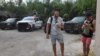Turistas y policías se observan en el exterior del hotel Hyatt Ziva Riviera en Puerto Morelos, Quintana Roo, México, después de un tiroteo en la playa que dejó dos muertos el 4 de noviembre de 2021.