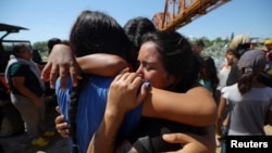 Foto de archivo. Migrantes venezolanos se abrazan después de cruzar el Río Grande y pasar a través del alambre de púas en Eagle Pass, Texas, el 28 de septiembre de 2023. REUTERS/Brian Snyder