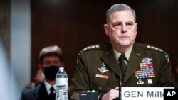 El jefe del Estado Mayor Conjunto de EE. UU., el general Mark Milley, asiste a audiencia de la Comisión de Servicios Armados del Senado sobre la conclusión de las operaciones militares en Afganistán y planes de operaciones antiterroristas, en el Capitolio, 28 de septiembre 2021.
