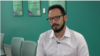 El escritor Rodrigo Blanco Calderón durante una entrevista con la Voz de América (Foto: Antoni Belchi)