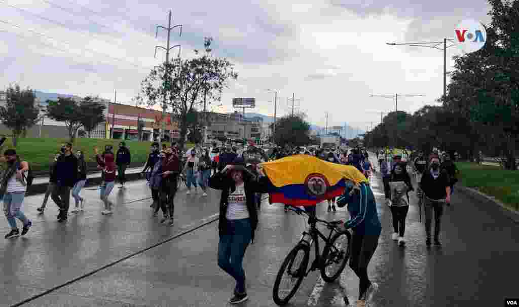 En el quinto d&#237;a de protestas contra la reforma tributaria propuesta por el gobierno para paliar la crisis econ&#243;mica agravada por la pandemia, el presidente Iv&#225;n Duque orden&#243; retirar el proyecto de ley. Mayo 2 de 2021.