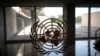 ARCHIVO - El logotipo de las Naciones Unidas se ve en una ventana de un pasillo vacío en la sede de las Naciones Unidas en Nueva York.