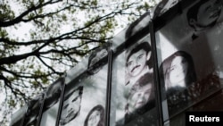 Imágenes de personas desaparecidas durante la última dictadura argentina (1976-1983) afuera de la antigua Escuela de Mecánica de la Armada, en Buenos Aires, Argentina, 19 de septiembre de 2023. REUTERS/Agustin Marcarian