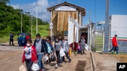 Migrantes deportados entran en El Ceibo, Guatemala, en la frontera con México, el 12 de agosto de 2021.