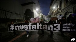 Simpatizantes del diario El Comercio con carteles de apoyando a los familiares y colegas de los periodistas secuestrados. 