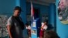 Cubanos votan en el referendo sobre un nuevo Código de Familia, en La Habana, el 25 de septiembre de 2022.