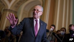 El líder de la mayoría del Senado, Chuck Schumer, demócrata por Nueva York, habla con los periodistas después de una reunión en el Capitolio en Washington DC, el 28 de septiembre de 2021