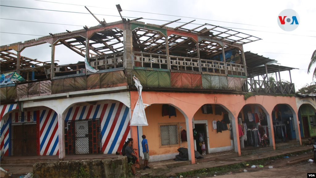 Edificaciones en el centro de la ciudad de Bilwi lucen notablemente da&#241;adas por Eta.