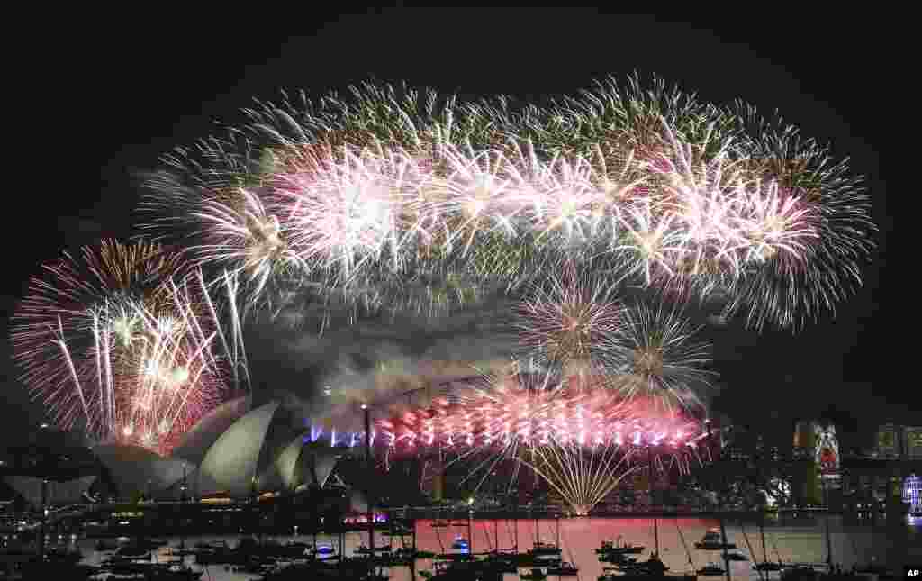 Fireworks explode over the Opera House and Harbour Bridge during a New Year&#39;s Eve fireworks display in Sydney, Australia, Jan. 1, 2016.