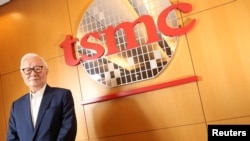 El presidente de Taiwan Semiconductor Manufacturing Company (TSMC), Morris Chang, posa durante una entrevista con Reuters en Hsinchu, Taiwán, el 5 de octubre de 2017.
