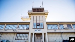 ARCHIVO - En esta fotografía revisada por funcionarios militares de Estados Unidos puede verse el edificio de la Oficina de Comisiones Militares, el 18 de abril de 2019, en la base naval de la bahía de Guantánamo, Cuba.