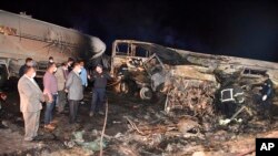 Foto ilustrasi yang menunjukkan sejumlah petugas menginspeksi lokasi kecelakaan di mana sebuah bus terbalik di selatan Mesir di dekat Kota Assiut, pada 14 April 2021. (Foto: Assiut Governorate media office via AP)