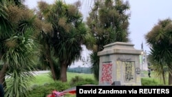 Una estatua del santo Fray Junípero Serra yace en el suelo tras ser derribada y manchada con pintura roja en San Francisco, el 19 de junio de 2020.