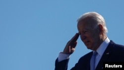 El presidente Joe Biden saluda antes de embarcarse en el Air Force One, el 25 de junio de 2022, en la base militar de Andrews, para partir rumbo a la cumbre del G7 en Alemania.