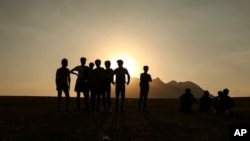Hombres jóvenes que dicen desertaron del ejército afgano y huyeron a Turquía a través de Irán se encuentran en el campo en Tatvan, en la provincia de Bitlis, en el este de Turquía, el 20 de agosto del 2021.