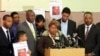 Samaria Rice, la mère de Tamir Rice, le garçon de 12 ans qui a été mortellement abattu par la police en 2014 alors qu'il portait un pistolet jouet, prend la parole lors d'une conférence de presse à Cleveland, Ohio en décembre 8, 2014. REUTERS / Aaron Josefczyk 