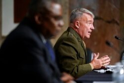El general Kenneth McKenzie, comandante del Comando Central de los Estados Unidos, habla durante una audiencia de la Comisión de Servicios Armados del Senado sobre la conclusión de las operaciones militares en Afganistán y los planes para futuras operaciones antiterroristas, en el Capitolio el 28 de septiembre de 2021.