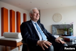 José Antonio Ocampo habla con el ministro de Economía de Brasil, Guido Mantega, quien no se ve en la foto, en Brasilia, Brasil, el 12 de abril de 2012.