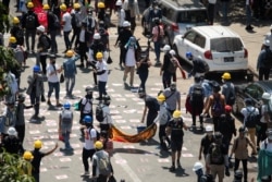 Los manifestantes mantienen una protesta antipolicial en Rangún, Myanmar.