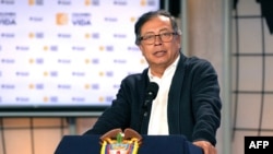 Imagen publicada por la oficina de prensa de la Presidencia de Colombia que muestra al presidente colombiano Gustavo Petro hablando durante un programa de televisión oficial en Bogotá el 12 de marzo de 2024.