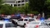 El personal de emergencia trabaja en la escena de un tiroteo en la Clínica Warren en Tulsa, Oklahoma, el 1 de junio de 2022. 
