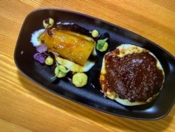 Asado Negro, el platillo venezolano con el que Armando logró conquistar los paladares de los jueces húngaros. El plato consiste en puré de papas, plátano dulce con clavitos, guasacaca y chips de yuca.