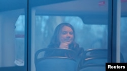 Greta Thunberg tras resultar arrestada mientras protestaba con otros manifestantes en el yacimiento de carbón a cielo abierto Garzweiler 2, en Alemania, el 17 de enero de 2023.
