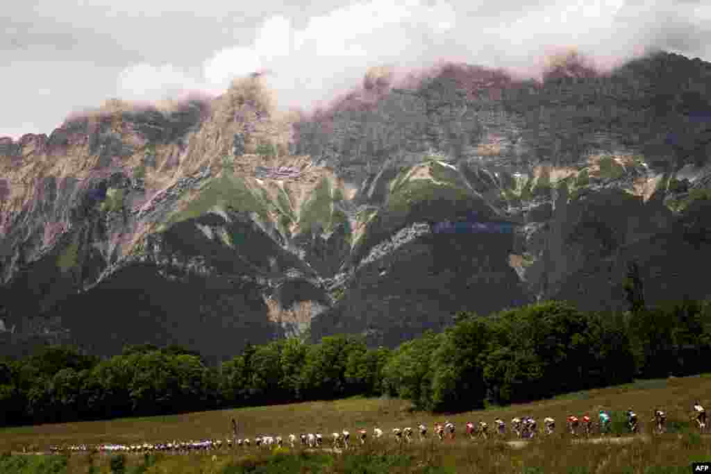 Para pebalap sepeda melewati etape ke-8 di kawasan pegunungan Alpen di Superdevoluy, Perancis.
