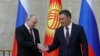 Presiden Rusia Vladimir Putin (kiri) menjabat tangan Presiden Kirgistan Sadyr Japarov dalam pertemuan di Bishkek, Kirgistan, pada 12 Oktober 2023. (Foto: Reuters/Vladimir Pirogov)