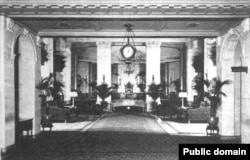 Vista del vestíbulo principal del Hotel Roosevelt, según una foto de 1925 de la revista Hotel Monthly. (Dominio público, cortesía de HathiTrust)
