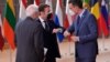 El presidente de España, Pedro Sánchez, a la derecha, saluda a su homólogo francés, Emmanuel Macron, centro, con un golpe en el codo durante la llegada a una cumbre de la UE en el edificio del Consejo Europeo en Bruselas, el 10 de diciembre de 2020.