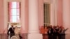 Jennifer Lopez saluda a la vicepresidenta de Estados Unidos, Kamala Harris, durante la 59a inauguración presidencial en Washington, Estados Unidos, el 20 de enero de 2021.