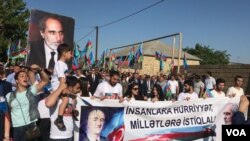 Milli Şura Rəsulzadə abidəsi önündə 