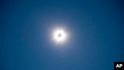 El Sol y la Luna son fotografiados cerca de Exmouth, Australia, durante un eclipse solar el jueves 20 de abril de 2023.