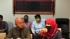 Nadimah (jilbab merah) bersama kuasa hukumnya, Ranto Sibarani (kiri), saat rapat dengar pendapat (RDP) di DPRD Sumut, Medan, Kamis 6 Agustus 2020. (Foto: Anugrah Andriansyah/VOA )