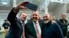Foto de archivo. El exgobernador de Nueva Jersey, Chris Christie, posa para una selfie después de una reunión en New England College, el 20 de abril de 2023, en Henniker, N.H. Christie lanzó su campaña para la Casa Blanca el 6 de junio. (Foto de AP/Charles Krupa)