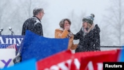 La senadora Amy Klobuchar reacciona cerca de su esposo John Bessler e hija Abigail Bessler imediatamente después de que termina de anunciar su candidatura para las elecciones presidenciales en 2020. Foto: Reuters