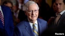 El líder de la minoría del Senado de EEUU, Mitch McConnell, habla con los medios de comunicación durante la conferencia de prensa republicana semanal en el Capitolio en Washington, el 7 de marzo de 2023. REUTERS/Bonnie Cash