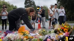 Los dolientes presentan sus respetos en un memorial improvisado cerca de la mezquita de Masjid Al Noor, el sábado 16 de marzo de 2019, en Christchurch, Nueva Zelanda.