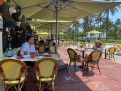 Ocean Drive, una de las avenidas más populares de Miami Beach, ha sido cerrada al tráfico para que los restaurantes puedan tener más espacio en sus terrazas.