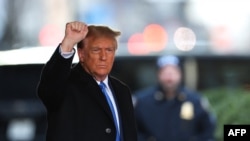Bivši američki predsjednik Donald Trump odlazi iz Trump Towera, u Njujorku 22. januara 2024.