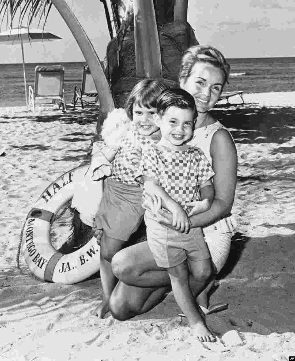 តារាសម្តែង​ស្រី​ Debbie Reynolds បាន​សម្រាក​លំហែ​កាយ​រយៈពេល​២សប្តាហ៏​នៅ​សណ្ឋាគារ​ Half Moon នៅ​ឆ្នេរ​ Montego ប្រទេស​ហ្សាម៉ាអ៊ីកកាល​ពីថ្ងៃទី​២៦ មករា ឆ្នាំ ១៩៦១ ជាមួយ​នឹង​កូន​ប្រុស​ស្រីរបស់​អ្នកស្រី​​ឈ្មោះ​ Carrie និង Todd។