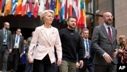 De izquierda a derecha, la presidenta de la Comisión Europea (UE), Ursula von der Leyen, el presidente de Ucrania, Volodymyr Zelenskyy, y el presidente del Consejo Europeo, Charles Michel, caminan juntos durante una cumbre de la UE en Bruselas, Bélgica, el 9 de febrero de 2023.