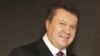 Янукович передав журналістам торт, але в гості не запросив