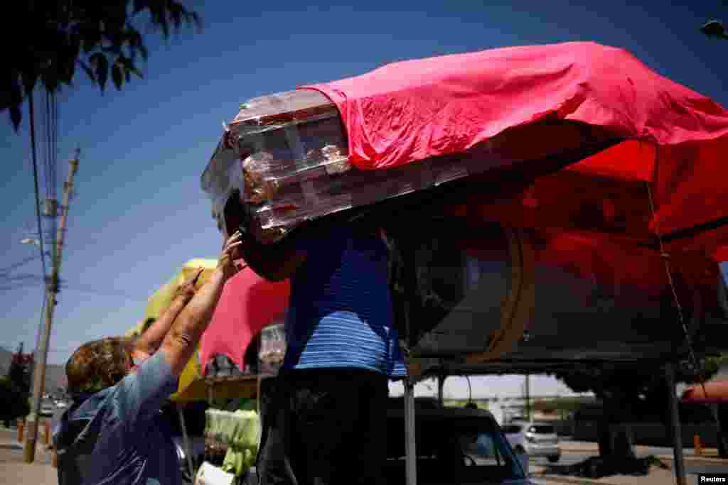 El negocio de arreglos funerarios se ha visto sobrepasado en algunos pa&#237;ses por el aumento de muertes por COVID-19. En la imagen Un establecimientos para ata&#250;des en Ciudad Ju&#225;rez, M&#233;xico.