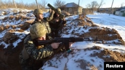 Фото 2015-го року: українській військові у селищі Луганська